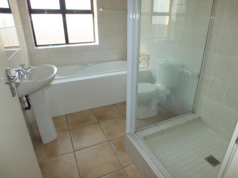 To Let 4 Bedroom Property for Rent in Van Riebeeckshof Western Cape
